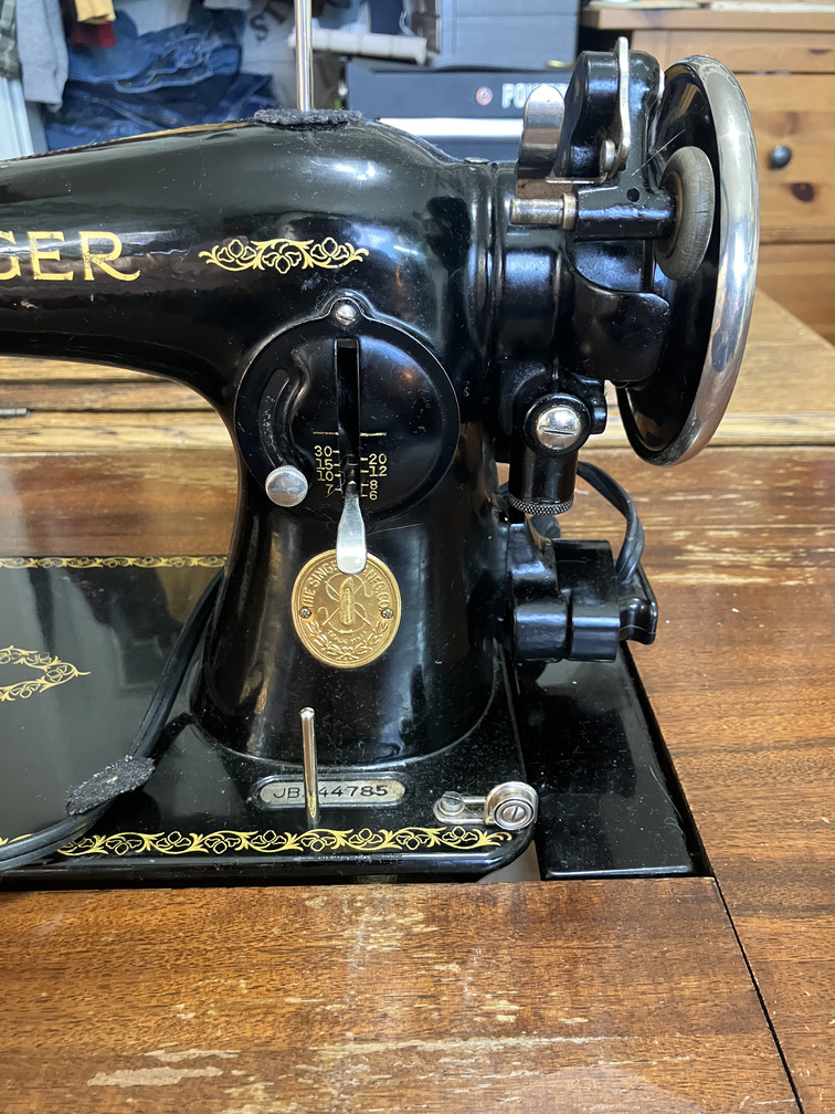 Machine head with tension dial and badge